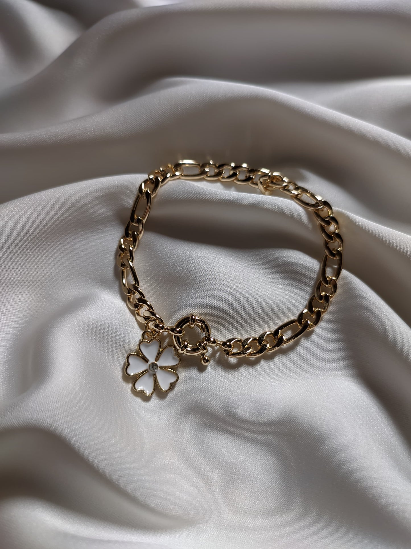 Gourmet Bracelet with a Soft Flower