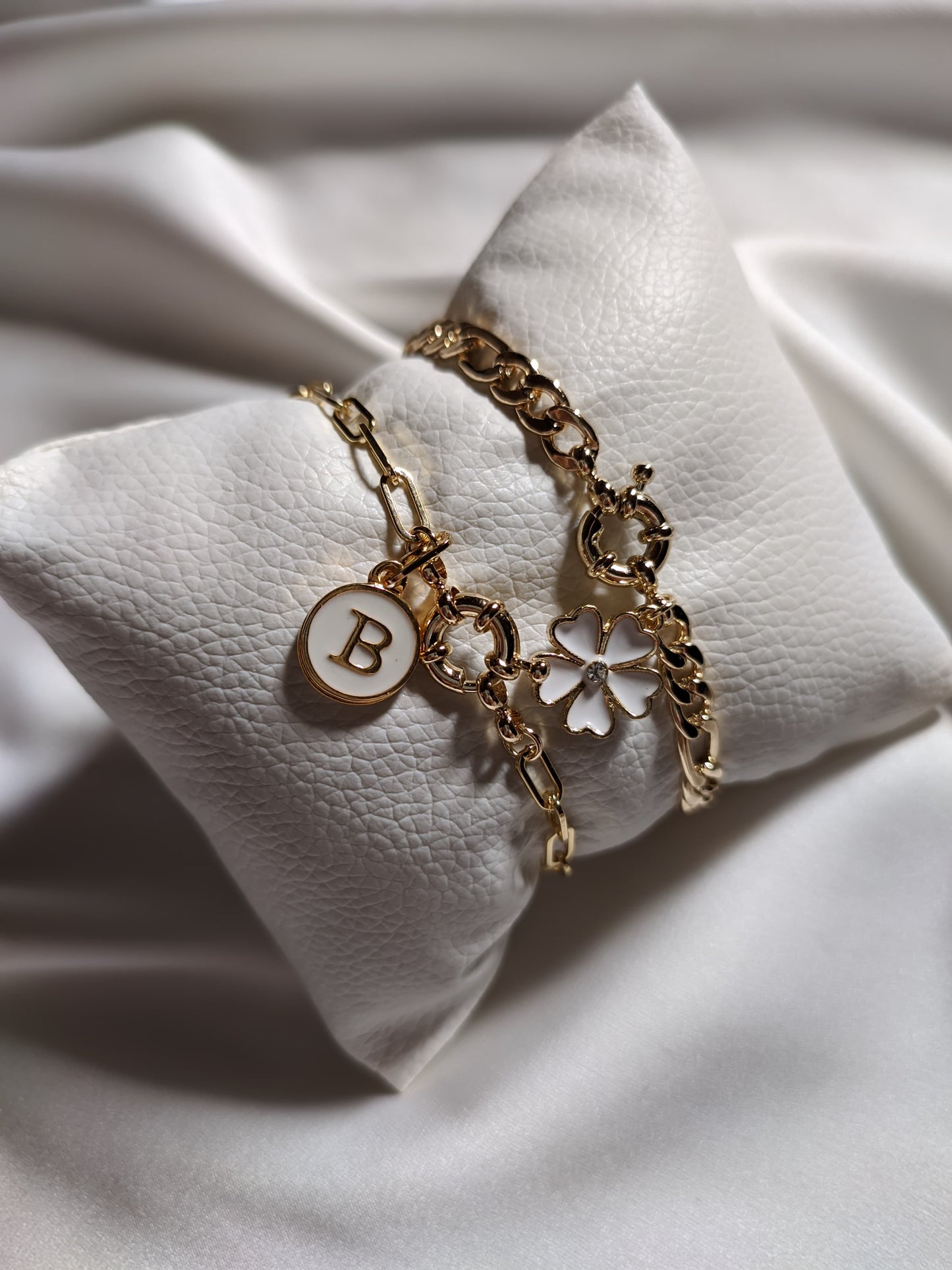 Gourmet Bracelet with a Soft Flower